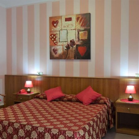 Hotel Facioni ポメツィア エクステリア 写真