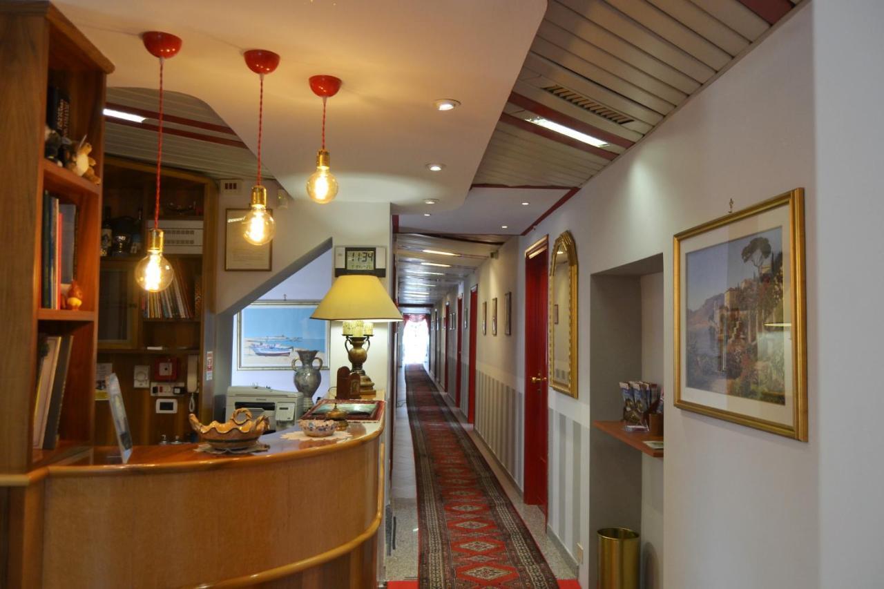 Hotel Facioni ポメツィア エクステリア 写真