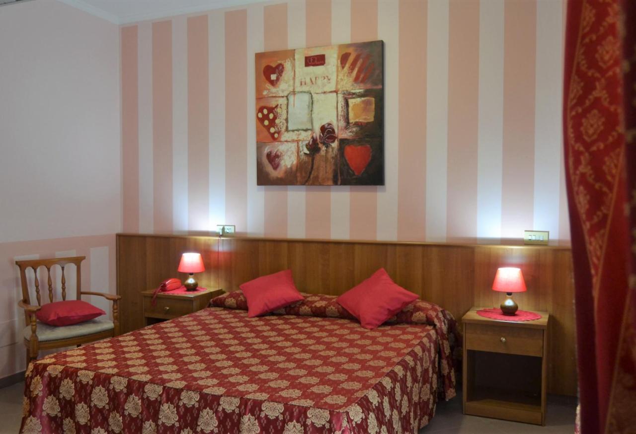 Hotel Facioni ポメツィア エクステリア 写真