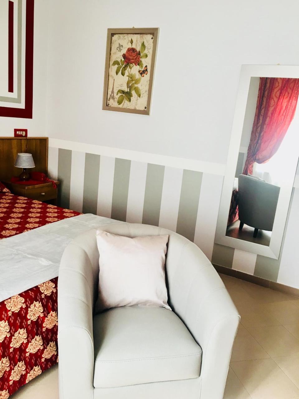 Hotel Facioni ポメツィア エクステリア 写真